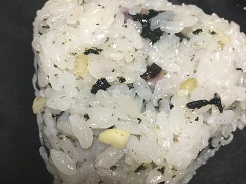 味付け海苔と醤油麹でおにぎり